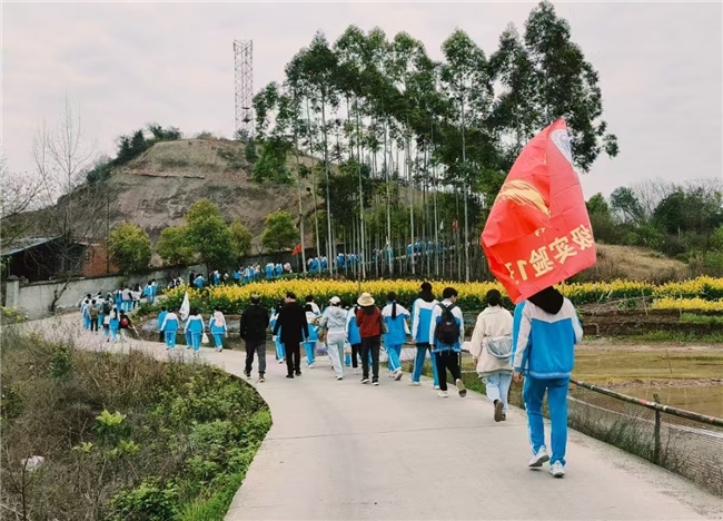 县职教中心“拥抱春光 磨砺青春”师生户外远足活动冰球突破豪华版用脚步丈量梦想 用激情诠释青春-荣(图3)